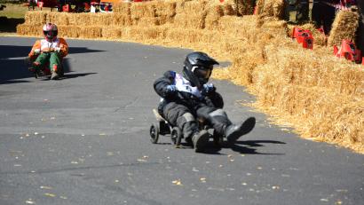 Bild: Josef Rosner
Beim Bobby-Car-Rennen in Münchenreuth rasten die Teilnehmer bei Temperaturen über 30 Grad über die 300 Meter lange Strecke durchs Dorf.