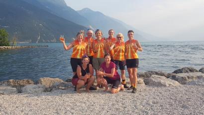 Bild: Corinna Lukestik
Ein Glas Aperol auf eine gelungene Tour: Im Bild stehend von links Anita Obermeier, Marion Wegerer, Corinna Lukestik, Daniela Lottner, Rosi Kielbaum und Sabine Eichinger. Unten die beiden neu gewonnenen Freundinnen Moni und Evelyn.