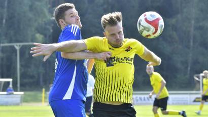 Bild: Hubert Ziegler
Tobias Hüttner (rechts) vom SV Kauerhof kann sich in dieser Szene trotz heftiger Gegenwehr gegen Max Pilhofer (links) vom SV Loderhof durchsetzen. Kauerhof siegte mit 4:1.