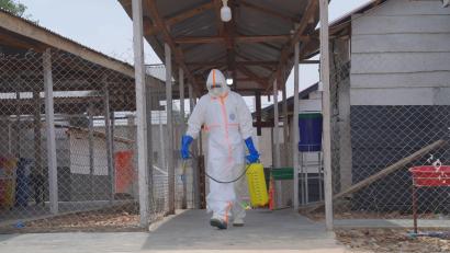 Bild: Dieudonne Dirole/AP/dpa
Mehr als 2300 Menschen sind bislang an der Virus-Erkrankung gestorben.