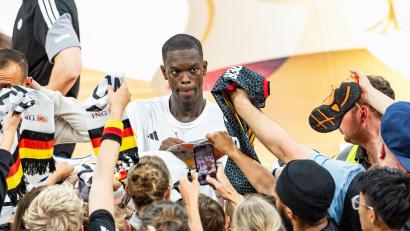 Bild: Daniel Löb/dpa
Dennis Schröder nimmt seinen erneuten Clubwechsel entspannt. (Archivbild)