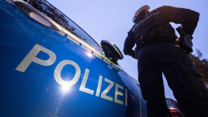 Symbolbild: Marijan Murat/dpa
160 Beamte waren an der Durchsuchung bei dem Unternehmen im Landkreis Tirschenreuth beteiligt, es kam zu zwei Festnahmen. Mindestens einer von zwei U-Haftbefehlen ist nun außer Vollzug gesetzt.
