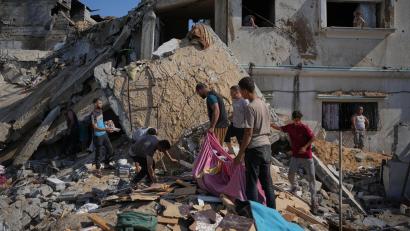 Bild: Abdel Kareem Hana/AP/dpa
Palästinenser am Ort eines israelischen Luftangriffs im Gazastreifen. (Archivbild)