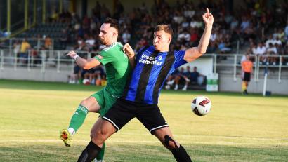 Bild: Büttner
Die SpVgg SV Weiden spielt am 25. August im Achtelfinale des bayerischen Pokals gegen den SSV Jahn Regensburg. Das ursprünglich für 22. August angesetzte Bayernliga-Spiel in Hof soll nun verlegt werden. Die Szene stammt aus dem Pokal-Zweitrundenspiel gegen die SpVgg Ansbach.