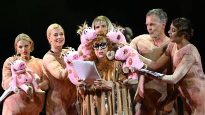 Bild: Barbara Gindl/APA/dpa
Ab September ist die Koproduktion am Wiener Burgtheater zu sehen.