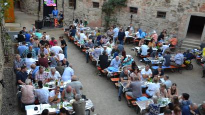 Bild: Peter Garreiss
In einer romantischen Sommernacht fand das 38. Weinfest auf Schloss Burgtreswitz statt. Der alte Schlosshof mit seinem über 800 Jahre alten Gemäuer war festlich beleuchtet.