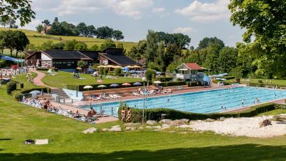Bild: Stadt Windischeschenbach
Im Freibad Windischeschenbach kann man mit der ganzen Familie einen tollen Tag verbringen.