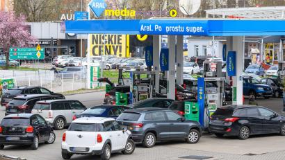 Bild: Patrick Pleul/dpa
In Polen gilt vorübergehend eine gesenkte Mehrwertsteuer auf Benzin und Diesel. (Archivbild)