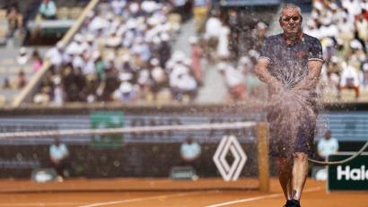 Symbolbild: Jean-Francois Badias/dpa
Damit ein Sandplatz beim Tennis seine Struktur behält und gut bespielbar bleibt, muss er regelmäßig bewässert werden.