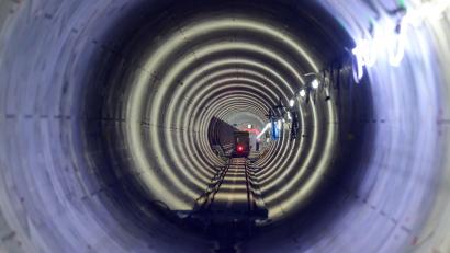 Bild: Philipp Schulze/dpa
Blick in die Röhre: Zwischen Wewelsfleth in Schleswig-Holstein und Wischhafen in Niedersachsen ist der Suedlink-Tunnel unter der Elbe fertig geworden.