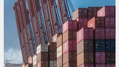 Bild: Markus Scholz/dpa
Verdi hat Beschäftigte im Hamburger Hafen zum Warnstreik aufgerufen. (Archivbild)