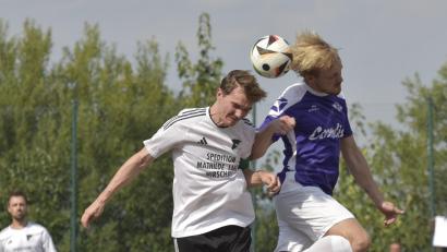 Bild: Hans Mark
Der TSV Detag Wernberg (lila) gewinnt das Derby beim SV Kemnath a. B. (weiß) mit 2:0.