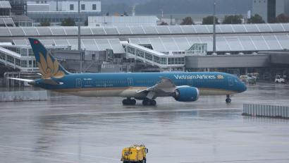 Bild: Karl-Josef Hildenbrand/dpa
Die Passagiere der Vietnam Airlines müssen auf ihren Abflug warten.