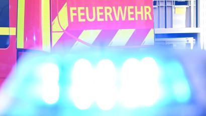 Symbolbild: Bernd Weißbrod/dpa
Im Industriegebiet in Luhe-Wildenau kam es am Sonntagabend zu einem Einsatz. Aluminiumschlacke hatte reagiert und dabei Rauch entwickelt.