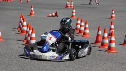 Bild: Konrad Rosner
Mit Vollgas durch die Pylonen und für einen guten Zweck: Fast 200 Kartfahrer/innen machten mit.