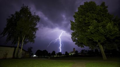 Symbolbild: Rene Ruprecht/dpa
Ein Gewitter mit Blitzeinschlag beendet am Sonntagabend das Kino-Open-Air in Weiden vorzeitig. Besucher kamen nicht zu Schaden.