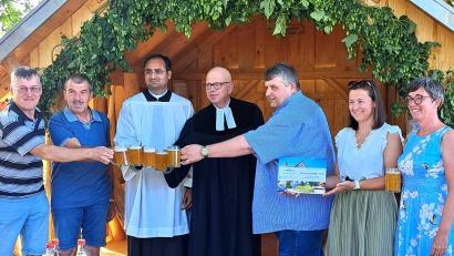 Bild: Norbert Weis
Sie stoßen gemeinsam, mit Illschwanger Hopfenbier, auf ein gelungenes Werk an (von links): Helmit Ibler, Hermann Weiß, Pfarrvikar Yeruva, Pfarrer Schertel, Bürgermeister Dehling, Veronika Schmalzl und Michaela Kopp.