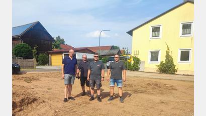 Bild: luk
Bürgermeister Roman Schäffler, Kommandant Matthias Reger, sein Stellvertreter Thorsten Lottes und Zweiter Vorsitzender Lukas Ohlinger (von links) auf dem Areal, auf dem das neue Feuerwehrgeräte- und Dorfgemeinschaftshaus entstehen soll. Im Hintergrund (gelbes Gebäude) ist das bisherige Domizil der Brandschützer zu sehen, das nicht mehr den Anforderungen an eine moderne Wehr entspricht.