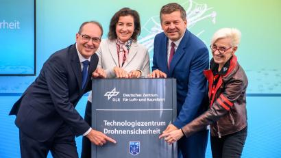 Bild: Klaus-Dietmar Gabbert/dpa
In Cochstedt ist ein neues Technologiezentrum für Drohnensicherheit eröffnet worden.