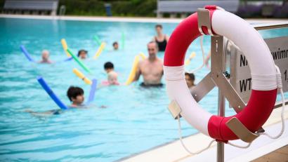 Symbolbild: Julian Stratenschulte/dpa
Ins Schwimmbad gehen und dem eigenen Kind das Schwimmen beibringen – mit Hilfsmitteln wie Schwimmnudeln können Eltern Übungen spielerisch gestalten.