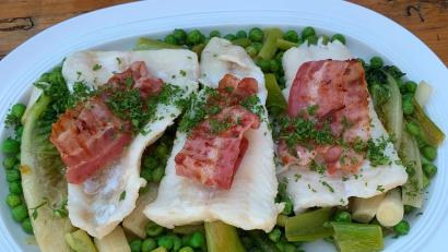 Bild: Michael Schiffer
Die Fischfilets werden gekrönt von knusprigem Schinkenspeck.