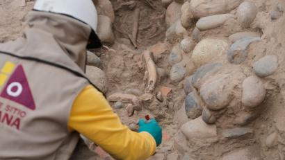 Bild: Martin Mejia/AP/dpa
Das Team fand die rund 1.400 Jahre alten Überreste eines vermutlich erwachsenen Mannes.