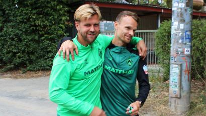 Bild: Kai Moorschlatt/dpa
Niclas Füllkrug umarmt seinen ehemaligen Mitspieler Christian Groß bei seiner ersten Trainingseinheit seit seiner Rückkehr zu Werder.