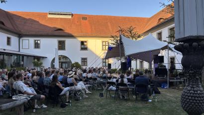 Bild: Marie Panzer
Die Zuschauer in der Regionalbibliothek Weiden haben Spaß beim Open-Air-Poetry-Slam.