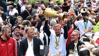 Bild: Marijan Murat/dpa
Die Erfolgsköpfe des VfB Stuttgart bleiben zusammen: Fabian Wohlgemuth, Sebastian Hoeneß und Alexander Wehrle. (Archivbild)