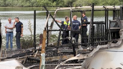 Archivbild: Gabi Schönberger
Die Ermittlungen nach dem Brand am Rußweiher-Campingplatz dauern an. Ein Mann kam bei dem Feuer Anfang Juli ums Leben. Die Identität des Toten ist noch nicht abschließend geklärt.