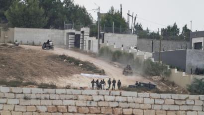 Bild: Majdi Mohammed/AP/dpa
Eine Einheit der Armee patrouilliert in Kusra im besetzten Westjordanland. In der Nähe stehen Häuser einer palästinensischen Familie, die von israelischen Siedlern belagert werden. (Archivbild)