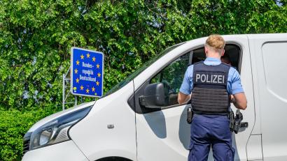 Bild: Patrick Pleul/dpa
Seit September 2024 gibt es an allen deutschen Außengrenzen wieder stationäre Grenzkontrollen. (Archivbild)