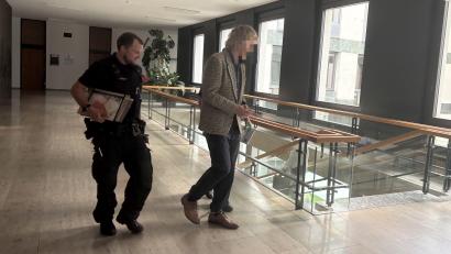 Bild: Jonas Pieronczyk
Ein Justizbeamter begleitet den mutmaßlichen Testamentfälscher nach dem dritten Verhandlungstag aus dem Großen Sitzungssaal des Landgerichts Weiden.