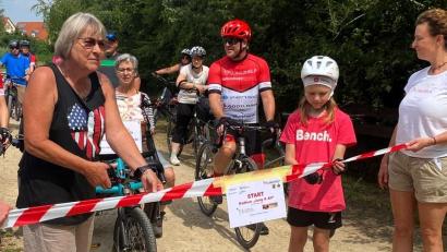 Bild: Cycling2Help
Eine Radtour von den Vilsecker Vilsauen bis zur Kulturscheune Elbart ist der Startpunkt für den bunten Erlebnistag für einen guten Zweck.