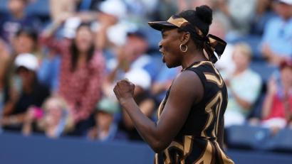 Bild: Heather Khalifa/AP/dpa
2025 begeisterte Venus Williams bei den US Open das Publikum. (Archivbild)