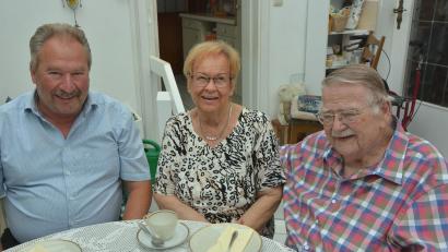Bild: Josef Rosner
2. Bürgermeister Johann Brandl (links) gratulierte Gerda Sperl am Montagnachmittag zu ihrem 85. Geburtstag, den sie in ihrem Elternhaus in Mitterteich feierte. Mit dabei Ehemann Walter, mit dem sie seit 61 Jahren verheiratet ist.