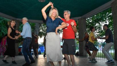 Archivbild: Petra Hartl
Auch heuer ein kostenloses Sommervergnügen in Amberg: Die Abende im Tanzpavillon im Englischen Garten mit wechselnden Tanzarten.