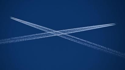 Bild: Arne Dedert/dpa
Kondensstreifen können Schleierwolken erzeugen, die zur Erderwärmung beitragen. (Symbolbild)