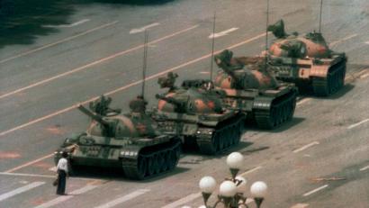 Bild: Jeff Widener/AP/dpa
Ein chinesischer Mann stellt sich auf dem Changan Blvd. am Tiananmen, dem Platz des Himmlischen Friedens, einem Konvoi von Panzern entgegen. 2026 feiert die Fotografie in vielen Ländern ihr 200-jähriges Jubiläum. Die Aufnahme gehört heute zu den bekanntesten Bildern der Fotogeschichte.