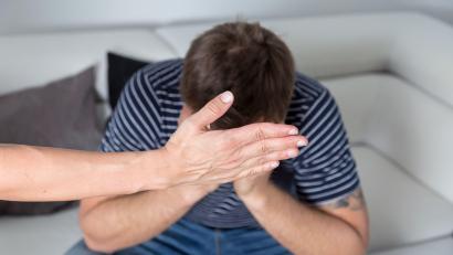 Symbolbild: juefraphoto – stock.adobe.com
2024 wurden 18.528 Personen Opfer partnerschaftlicher Gewalt – 4129 davon Männer –, so steht es im „Lagebild 2024 zur Häuslichen Gewalt“ des Bayerischen Landeskriminalamts.