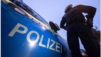 Bild: Marijan Murat/dpa
Der Autofahrer stieg aus und würgte den Fußgänger mit beiden Händen am Hals. (Symbolbild)