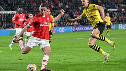 Bild: Federico Gambarini/dpa
Der zentrale Mittelfeldspieler Joey Veerman (l) schließt sich Borussia Dortmund an. (Archivbild)