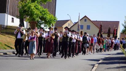 Bild: fvo
Der Festzug zur Riedlhalle führte die Trachtenkapelle Waldthurn natürlich selbst an.