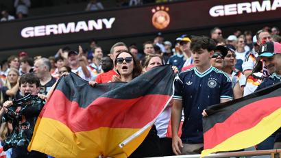 Bild: Federico Gambarini/dpa
Dürfen in der Nations League wieder auf Stehplätze: Fans der deutschen Nationalmannschaft. (Archiv)
