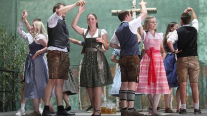 Bild: Rudolf Hirsch
Paar- und Figurentänze zeigte die Katholische Landjugendbewegung Mitterauerbach beim Musikantentreffen anlässlich des Feuerwehrfestes in Mitter- und Oberauerbach.