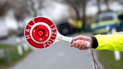 Bild: Daniel Bockwoldt/dpa
Bei einer Verkehrskontrolle fiel auf, dass der Paketfahrer ein Fahrverbot hatte. (Symbolbild)