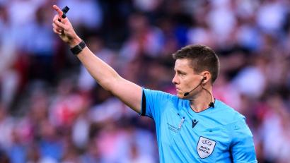 Bild: Tom Weller/dpa
Gibt die Linie für die neue Saison vor: Spitzenreferee Daniel Siebert. (Archivbild)