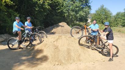 Bild: Lisa Sebald
Die Jugendlichen und Mitglieder des Radsportvereins Concordia in Windischeschenbach machen sich bereit: auf dem Gelände neben dem Freibad und den Fußballplätzen der SpVgg Windischeschenbach entsteht ein Pumptrack für Mountainbiker.