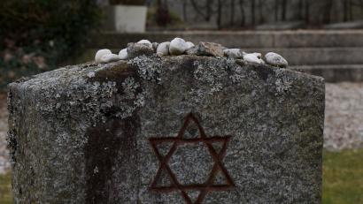 Bild: Marc Rothballer
Auf dem KZ-Friedhof in Neunburg vorm Wald liegen auch jene 18 Toten aus Weiherhammer, die im Herbst 1949 exhumiert wurden. Insgesamt sind dort über 600 Personen begraben, die auf den Todesmärschen und -transporten durch die nordöstliche Oberpfalz starben.