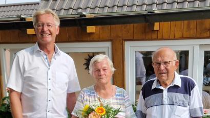 Bild: mab
Zur Eisernen Hochzeit von Anna und Hans Gerber gratulierte auch Zweiter Bürgermeister Karlheinz Dausch (links) in Vertretung des im Urlaub befindlichen Marktoberhauptes.